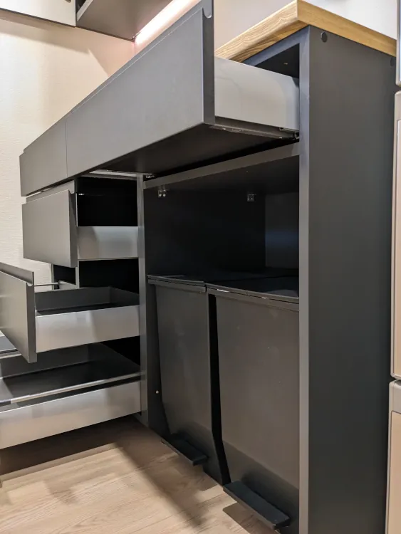 ごみ箱スペースにはリス(RISU) ソロウ ゴミ箱 ふた付き45L ×2台