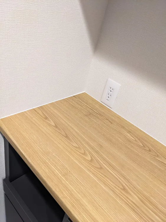 カウンターは上品なアッシュ木目柄