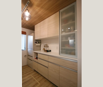 戸建て住宅食器棚造作180cmガラス扉