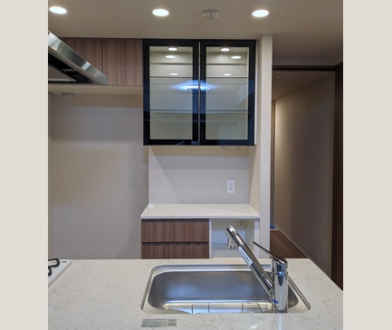 照明付きガラス扉カップボード90cm