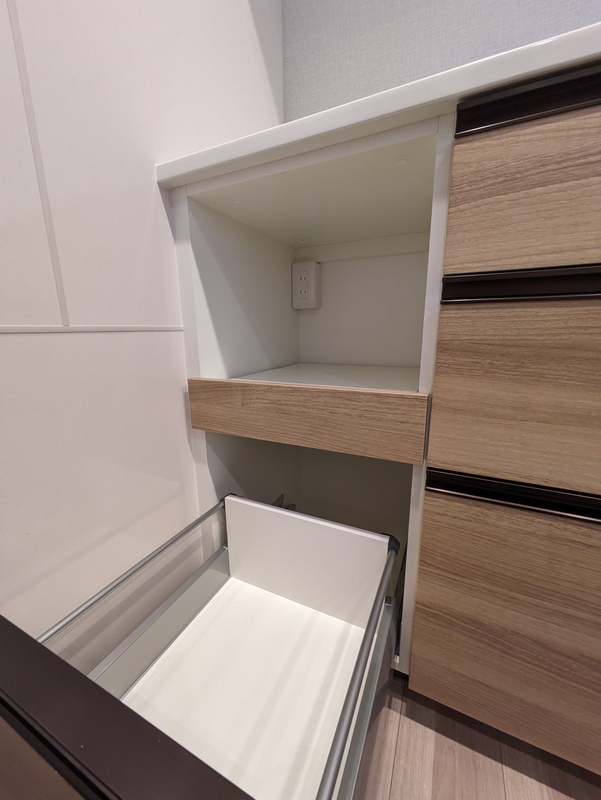 家電スライド付きのカップボードと引き出し収納。コンセント増設あり