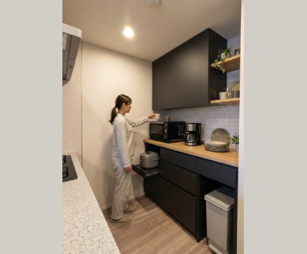 補強のない壁でも諦めない飾り棚｜壁に囲まれたダークグレー×木目カウンター食器棚125cm