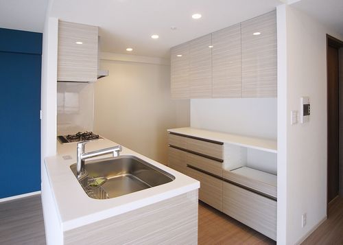 新築マンションのオーダー食器棚 上品なグレー木目扉デザイン ブルーの壁紙ともコーディネート