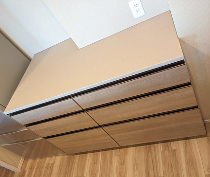 壁の出っ張り奥行き違いに対応してサイズオーダーキッチンボード(130cm）