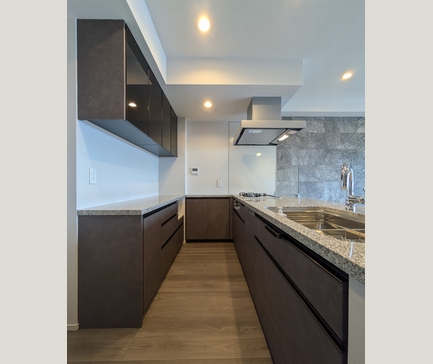 マンションキッチン面材に合わせたカップボードオーダー｜幅165cm・御影石・スライド扉収納