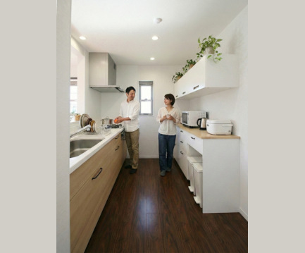 木製カウンターとフラップアップ扉のカップボード食器棚180cmを2階に搬入設置