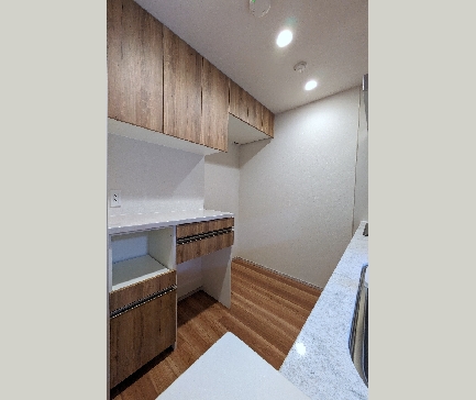 マンションにオプションカップボード：幅100cm食器棚＋冷蔵庫上収納を取付