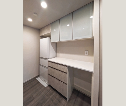 新築マンションにオプションカップボード：幅125cmガラス扉食器棚＋冷蔵庫上収納を取付