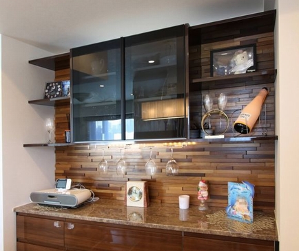 スモーク扉と天然木ウッドタイルのダイニングボード壁面収納ディスプレイ
