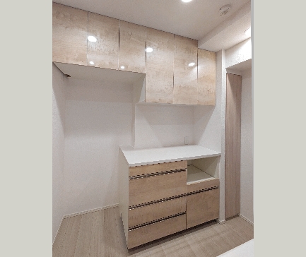 新築マンションにオプションカップボード：奥行き違い食器棚＋冷蔵庫上収納
