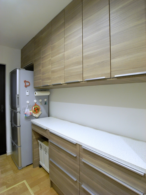 戸建住宅キッチンオーダー食器棚の事例 杉並区 L180cm 冷蔵庫上収納