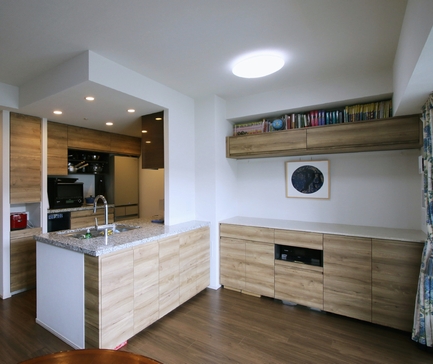 天然石カウンターのサイドボードとカウンター下収納