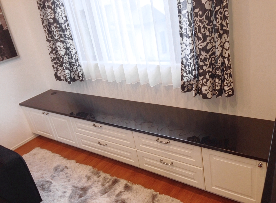 ホワイト框扉とブラックの鏡面天板でモノトーンの上品なインテリア