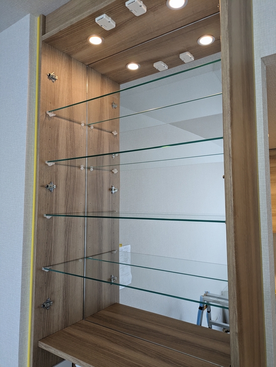 トール収納（ディスプレイ収納）の内部はミラー