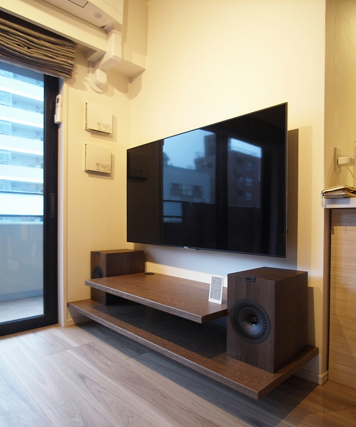 壁掛けテレビとカウンター