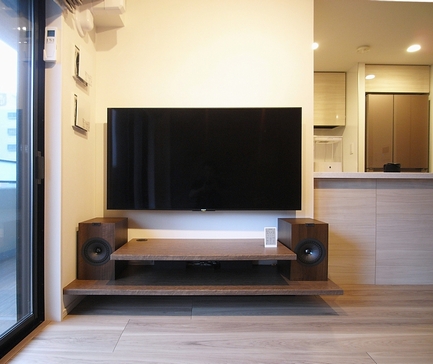 壁掛けテレビとスピーカー置き台オーディオボードカウンター コンパクトスペース対応