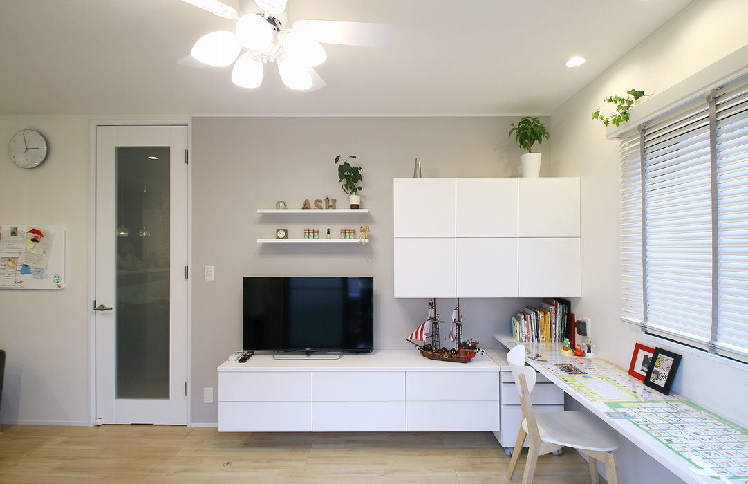 ホワイトテレビボード(フロート）と壁面ウォール収納造作