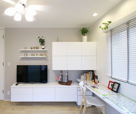 リビング壁面テレビボードとスタディスペースカウンター