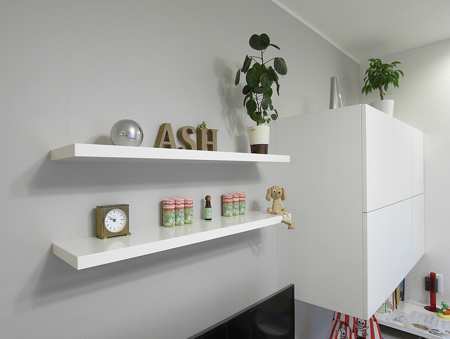 リビング収納のグレー壁に飾り棚