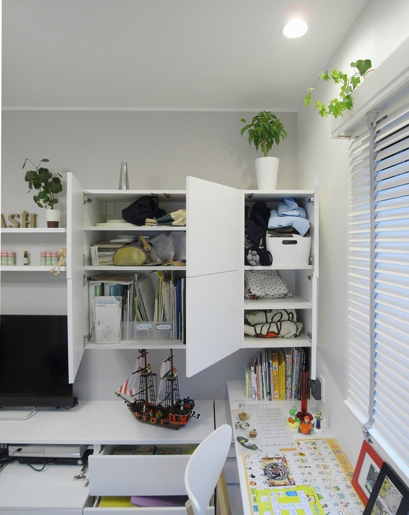 ウォール収納(吊戸棚）の内部。A4ファイル、学校書類や教材などがしまえる