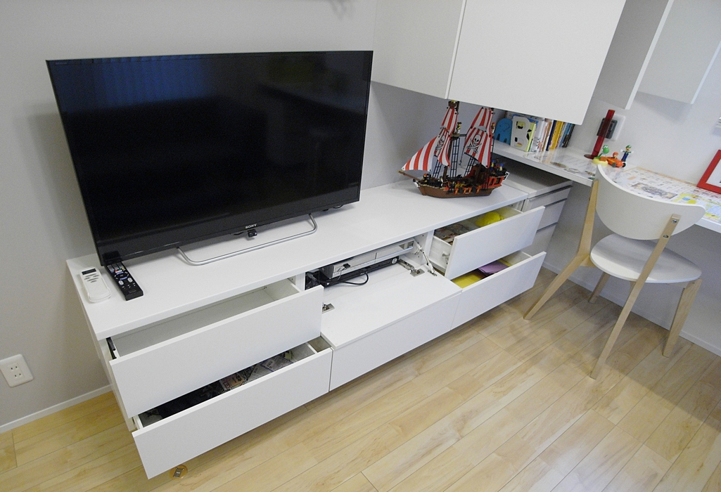 テレビボードは下開きと引き出し仕様。カウンター下のデッドスペースにはデスクワゴンが置けます