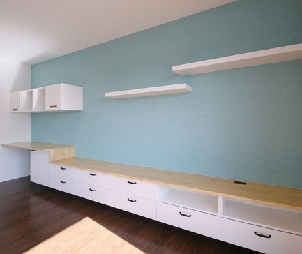 木製天板テレビボードとデスクカウンター ミントブルー壁紙