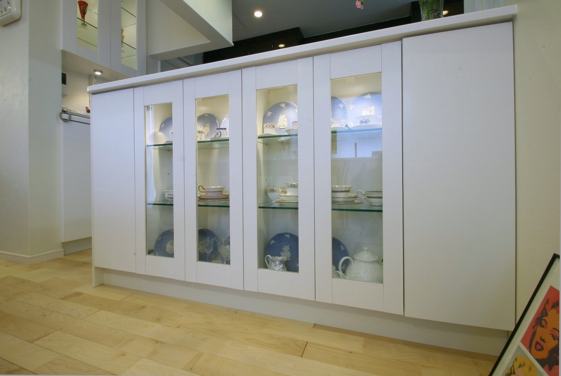 ガラス扉のカウンター下収納
