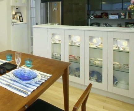 飾って魅せるホワイトカウンター下収納ディスプレイ