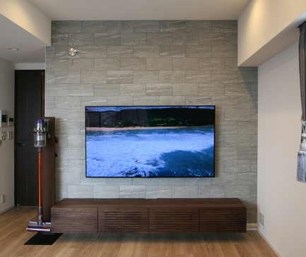 テレビ壁掛け＋フロート収納、電気配線事例｜壁面エコカラットに木製テレビボード