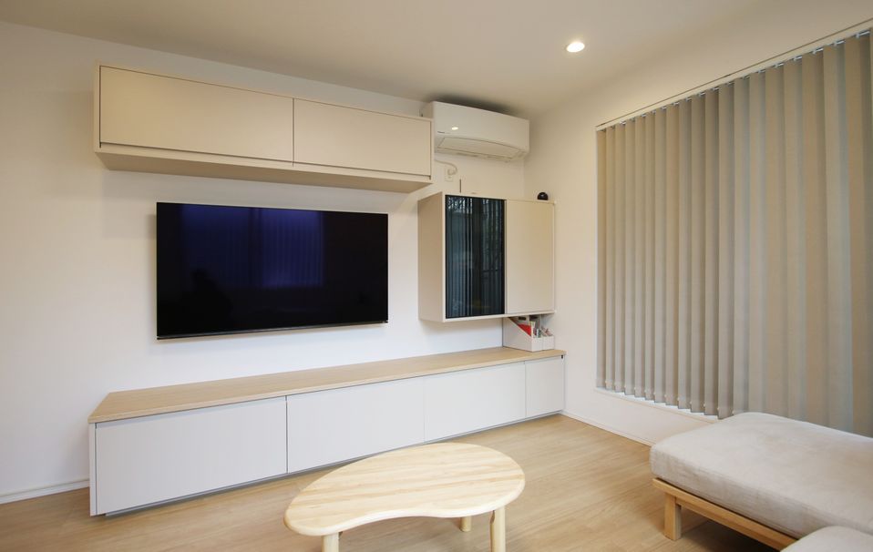テレビボード部：260cm×高さ40cm グレージュ扉とオーク木調カウンター、グレーガラス扉がアクセント。