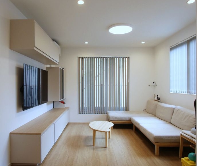 オークとグレージュのテレビボード×壁掛けテレビ 2階リビング搬入設置可