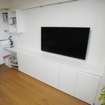 収納と一体型のチェストデスク