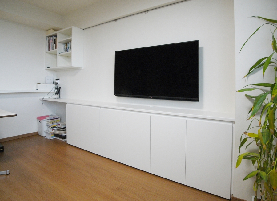 マンションリビング316cmの壁面にリビングボードを取り付け