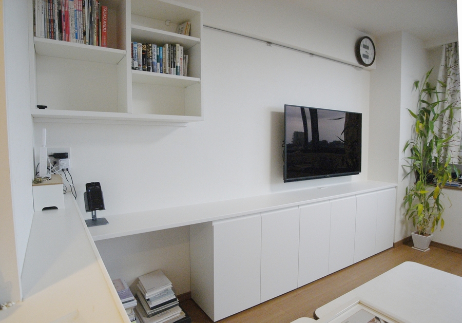 リビングボード部分は幅227cm奥行33cm。上部にウォール本棚も取付設置