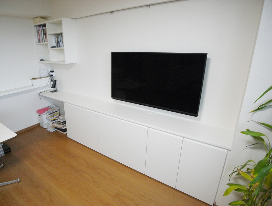 全体316cmカウンター収納。一体のオープンデスクと開き扉棚収納の構成