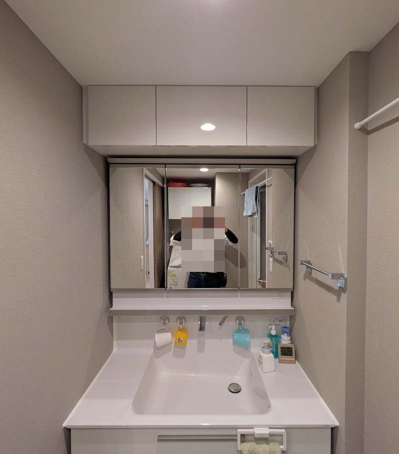 マンション洗面化粧台に合わせた高さ24cmの吊戸棚アッパーキャビネット